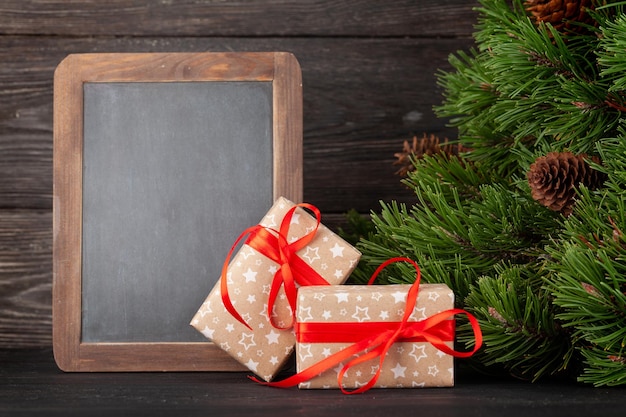 Boże Narodzenie kartkę z życzeniami z jodły i prezenty
