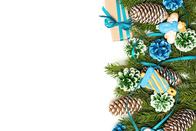 Boże Narodzenie koncepcja dekoracji z gałęzi jodłowych i szyszek.