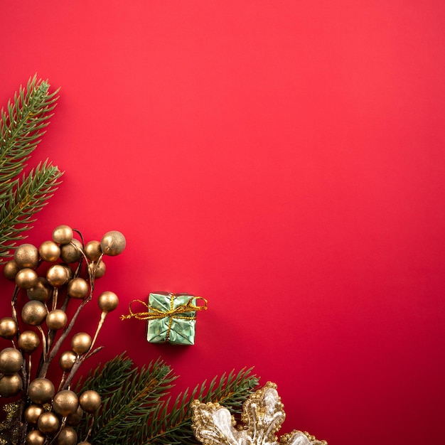 Boże Narodzenie koncepcja projektowania tła z pięknymi dekorami i gałęzią drzewa