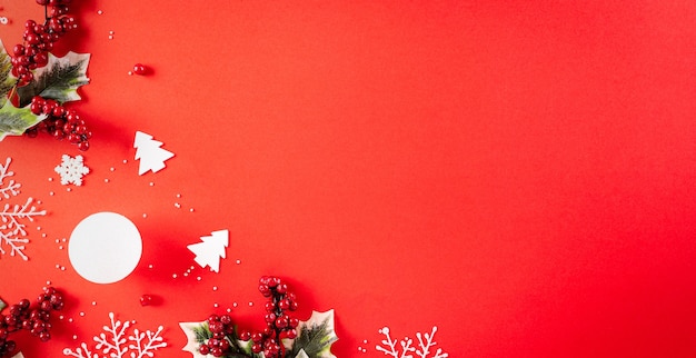 Boże Narodzenie koncepcja tło. Widok z góry na Boże Narodzenie pudełko czerwone i złote piłki z płatki śniegu
