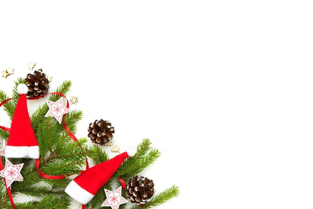 Boże Narodzenie koncepcja z gałęzi jodłowych, szyszek i zabawek.