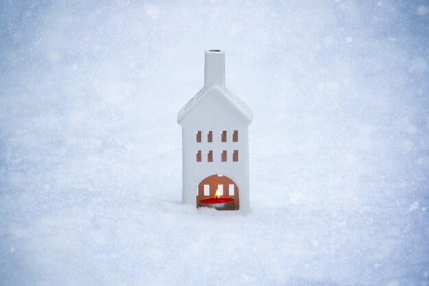 Boże Narodzenie Latarnia Z Płonącą świecę Herbaty Na Tle śniegu Na Zewnątrz.