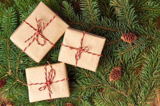 Boże Narodzenie lub nowy rok pudełka na tle gałęzi jodły