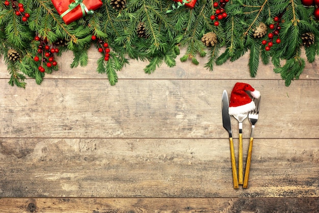 Boże Narodzenie menu makieta świąteczny nowy rok świąteczny obiad koncepcja ozdoby świąteczne i sztućce na ciemnym rustykalnym stole zimowe wakacje tło widok z góry kopia przestrzeń