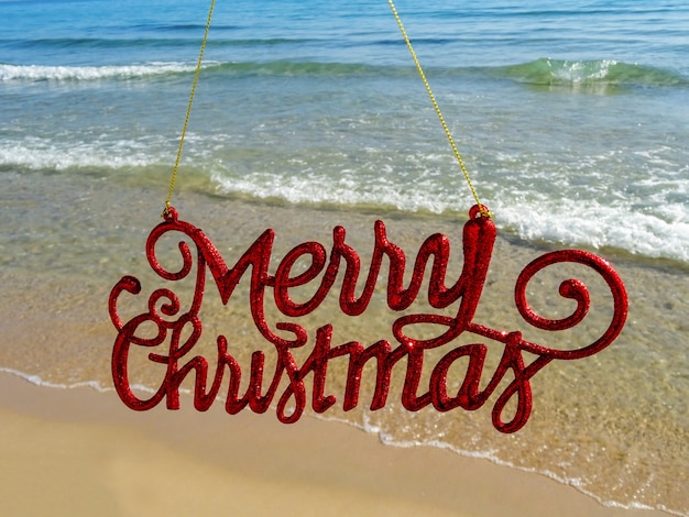 Boże Narodzenie na plaży. Merry Xmas znak nad morzem.