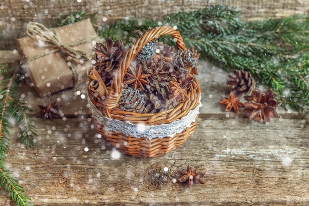 Zdjęcie boże narodzenie nowy rok skład na starym shabby rustykalne drewniane tła. świąteczna dekoracja świąteczna w grudniu