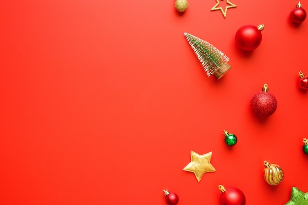 Boże Narodzenie nowy rok wakacje tło bombka piłka sosna na czerwonym tle