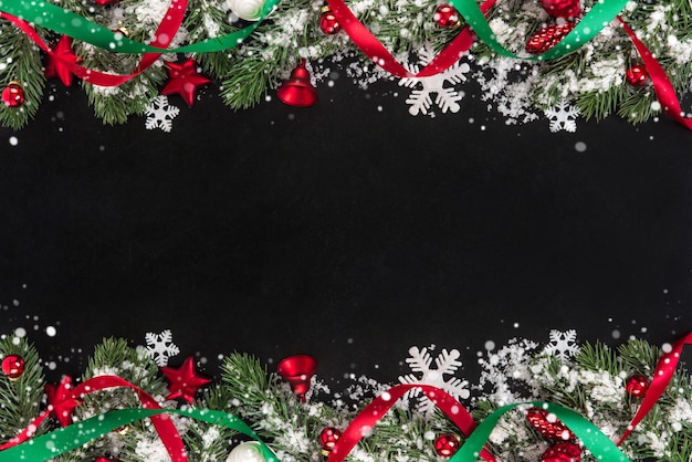 Boże Narodzenie ornamenty z śnieg decoreted na blackboard