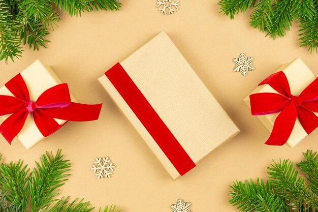 Boże Narodzenie owinięte vintage pudełko makieta z czerwoną wstążką dekoracji i gałęzi choinki na tle papieru