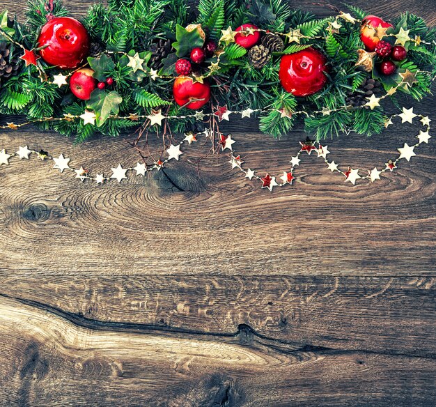 Boże Narodzenie ozdoby i zielone gałęzie sosny na drewniane tła. stonowany obraz w stylu vintage