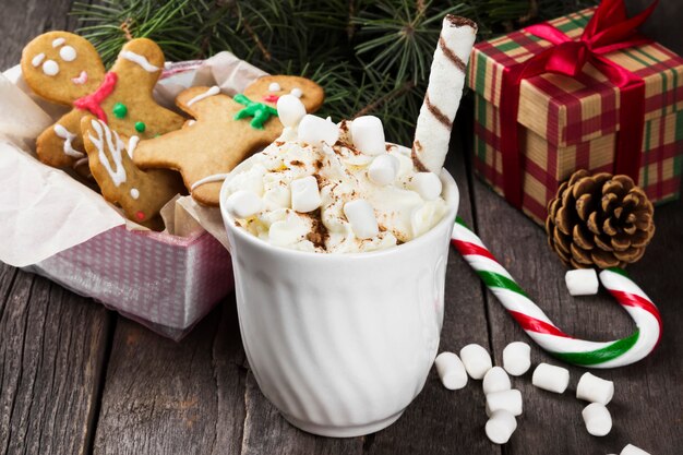 Boże Narodzenie pić gorącą czekoladę ze śmietaną i pianki na drewno