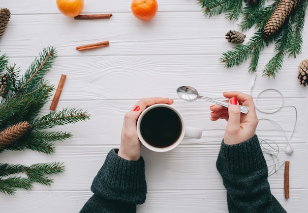 Boże Narodzenie Pojęcie, Wooman Trzyma Coffeee Filiżankę