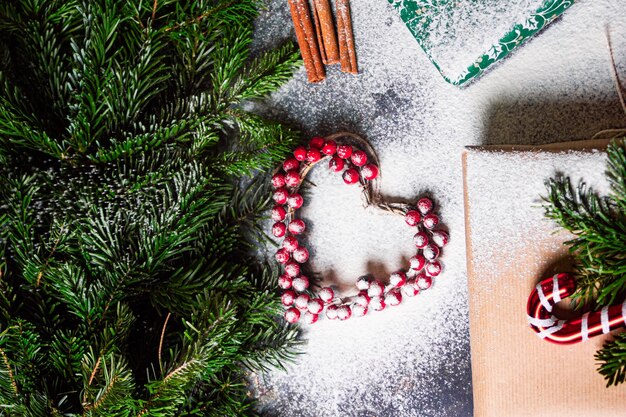 Zdjęcie boże narodzenie prezent opakowania zdjęcie ze śniegiem noworoczne pudełka z kraft czerwony zielony papier dekoracja