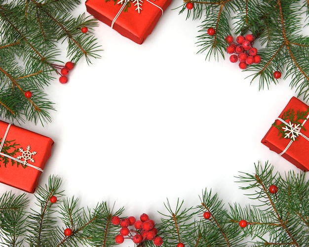 Boże Narodzenie pudełka ozdobione papier rzemiosła i białe płatki śniegu