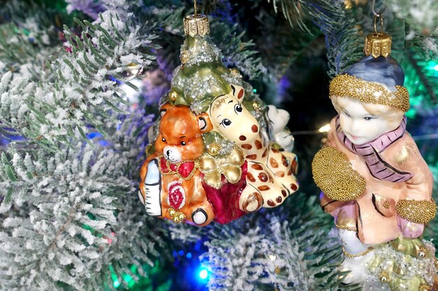 Boże Narodzenie retro zabawki figurki na zbliżenie drzewa