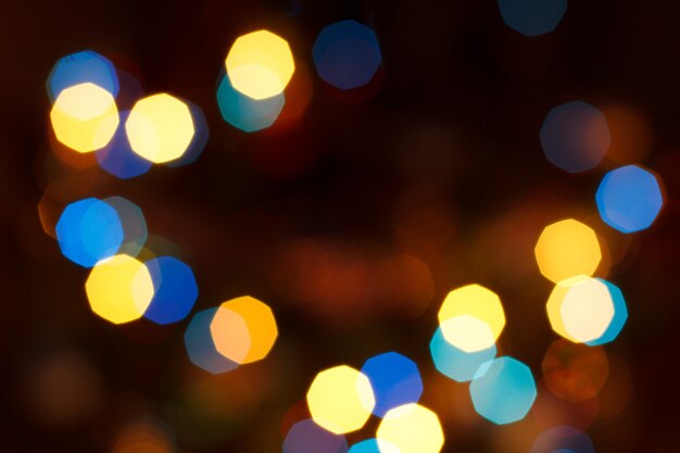 Boże Narodzenie rozmazane tło z kolorowymi świątecznymi światłami. Streszczenie okrągłe tło bokeh.