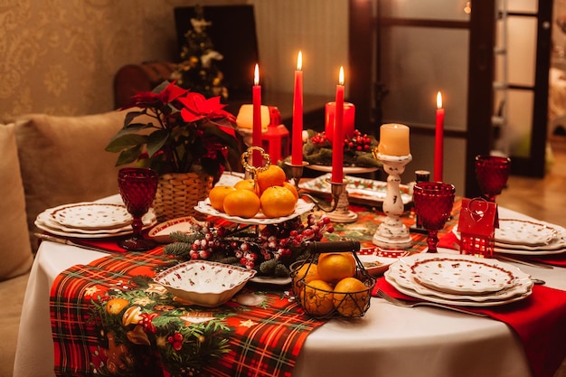 Boże Narodzenie serwowanie w domu na tle choinki