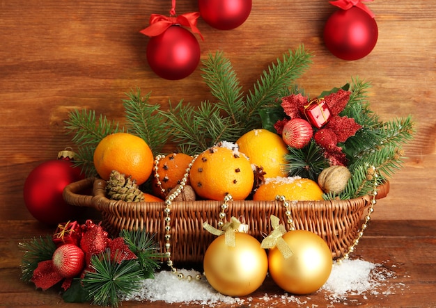 Boże Narodzenie skład w koszu z pomarańczy i jodły, na drewnianych