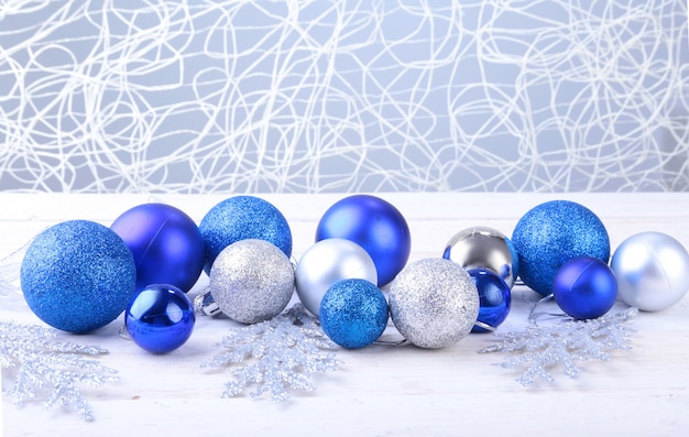 Boże Narodzenie srebrne i niebieskie kulki na białym tle na srebrnym tle