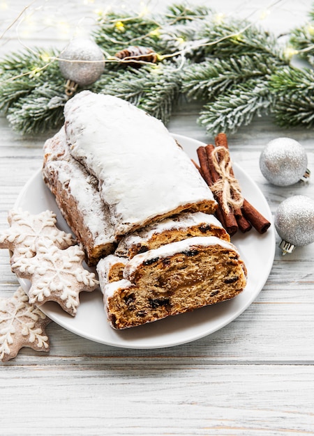 Boże Narodzenie stollen na drewnianym stole