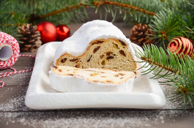 Boże Narodzenie Stollen. Tradycyjny niemiecki, europejski świąteczny deser na starym drewnianym stole.