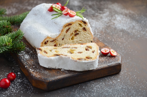 Zdjęcie boże narodzenie stollen. tradycyjny niemiecki, europejski świąteczny deser.