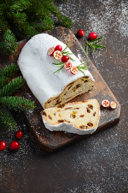 Boże Narodzenie Stollen. Tradycyjny niemiecki, europejski świąteczny deser.