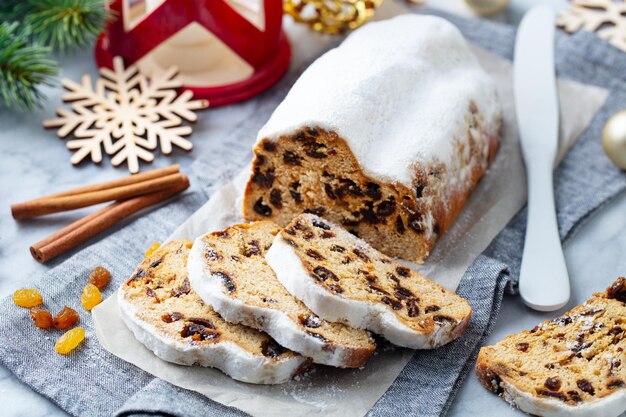 Boże Narodzenie Stollen Tradycyjny Niemiecki świąteczny Deser Marmurowe Tło Zbliżenie