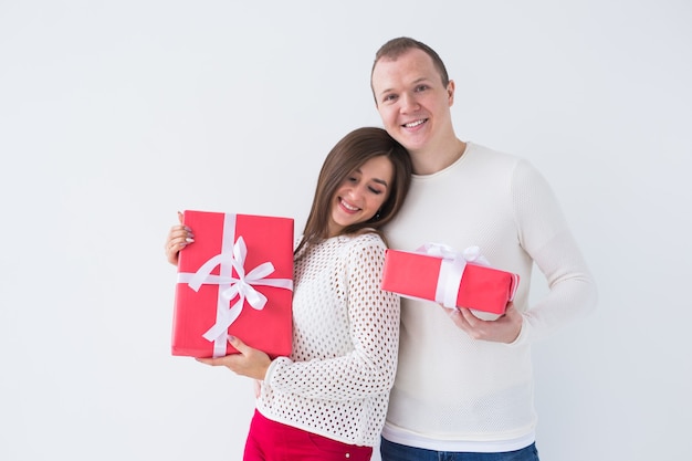 Boże Narodzenie, święta, Walentynki I Urodziny Koncepcja - Szczęśliwy Mężczyzna I Kobieta Trzyma Pudełka Z Prezentami Na Białym Tle