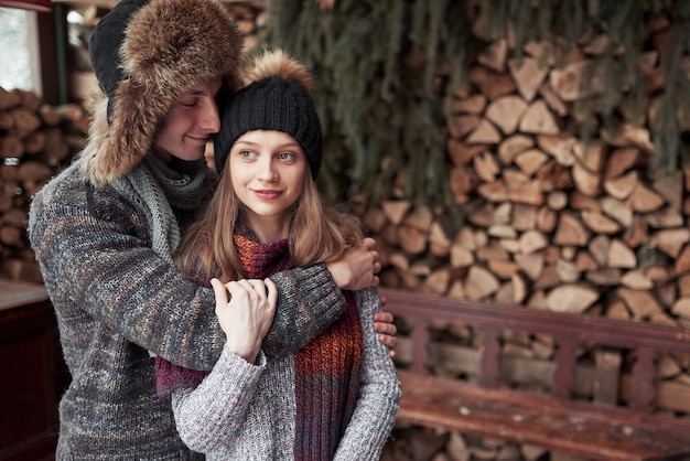 Boże Narodzenie szczęśliwa para zakochanych uścisk w śnieżnym zimowym zimnym lesie, copyspace, obchody nowego roku, wakacje i urlop, podróże, miłość i relacje
