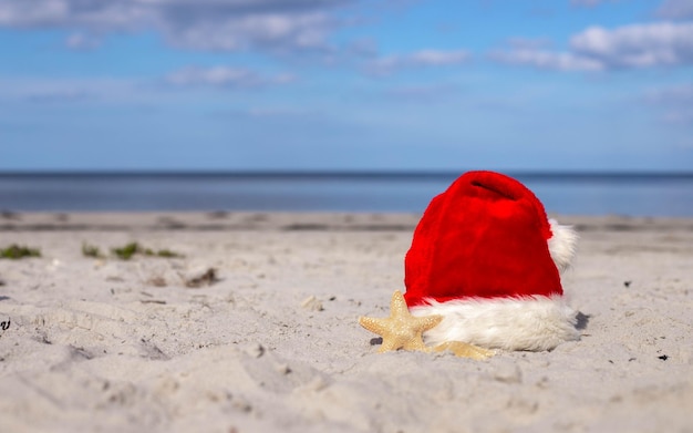 Boże Narodzenie tło Czapka Świętego Mikołaja na plaży