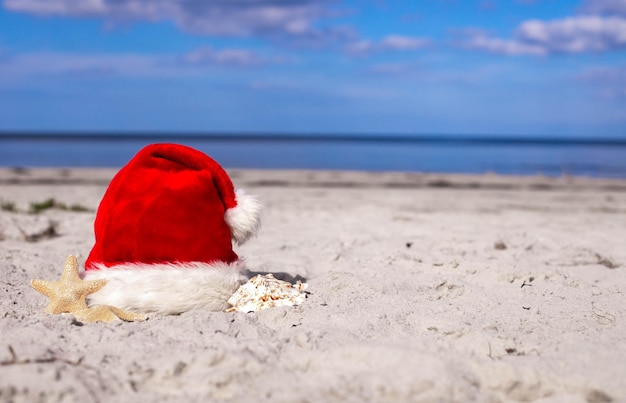 Boże Narodzenie tło Czapka Świętego Mikołaja na plaży