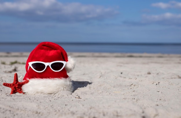 Boże Narodzenie tło Czapka Świętego Mikołaja na plaży