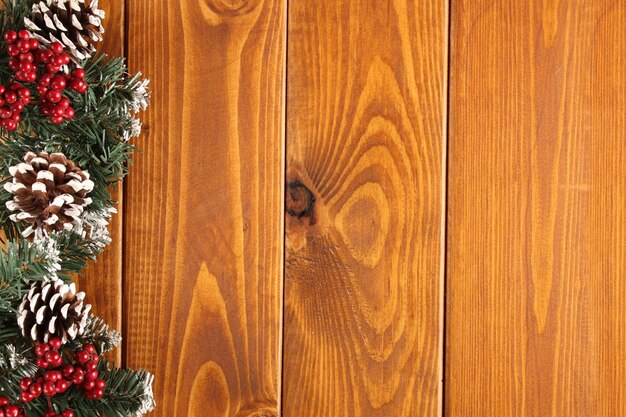 Boże Narodzenie tło. Drewniane tło z gałęzi jodły, szyszki, śnieg i czerwone jagody. Miejsce na tekst