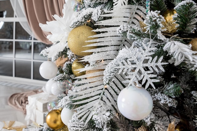 Boże Narodzenie tło jodła gałąź z szyszkami i ornamentem Boże Narodzenie bombki w złotych i białych kolorach Zimowe wakacje koncepcja brokat Bombki wiszące z gałęzi