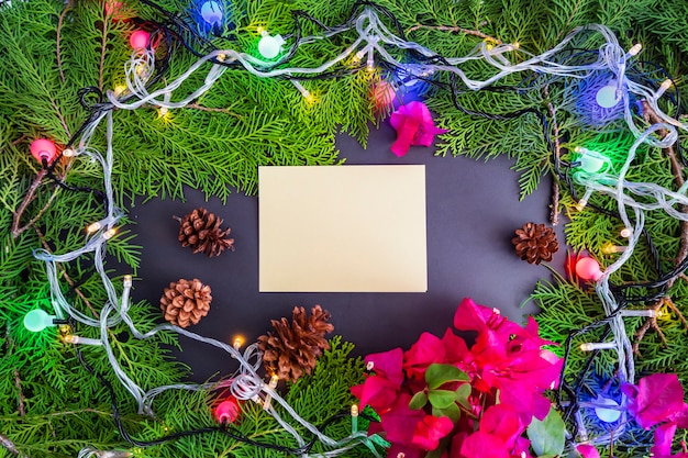 Boże Narodzenie tło Minimalistyczna koncepcja Kartka świąteczna z liśćmi jodły