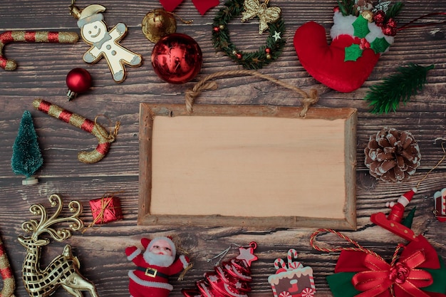 Boże Narodzenie tło pusta ramka na tekst z dekoracjami na ciemnej drewnianej desce