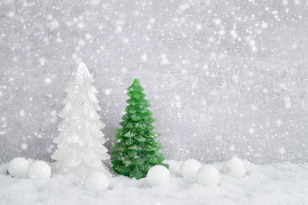 Boże Narodzenie tło. Tradycyjne świąteczne dekoracje ze śniegiem. Kopiuj cpace. Koncepcja Bożego Narodzenia.