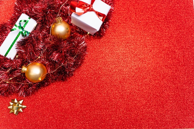 Boże Narodzenie tło z błyszczącymi kulkami i świątecznymi dekoracjami z kopią miejsca na tekst