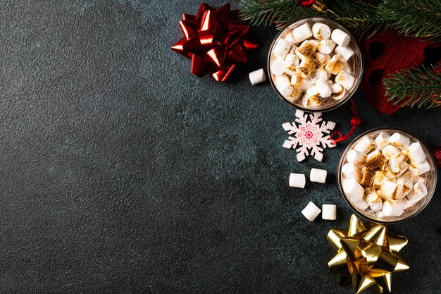 Boże Narodzenie tło z domową gorącą czekoladą widok z góry Zimowe kakao Nowy rok napój Flatlay z kakao Świąteczna kompozycja z kakao Przytulny napój