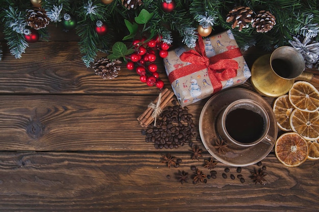 Boże Narodzenie tło z filiżanką kawy i dekoracjami Flatley z miejsca na kopię Świętowanie Bożego Narodzenia i Nowego Roku
