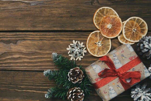 Boże Narodzenie tło z gałęzi choinki i dekoracje Flatley z miejsca na kopię Świętuje Boże Narodzenie i Nowy Rok