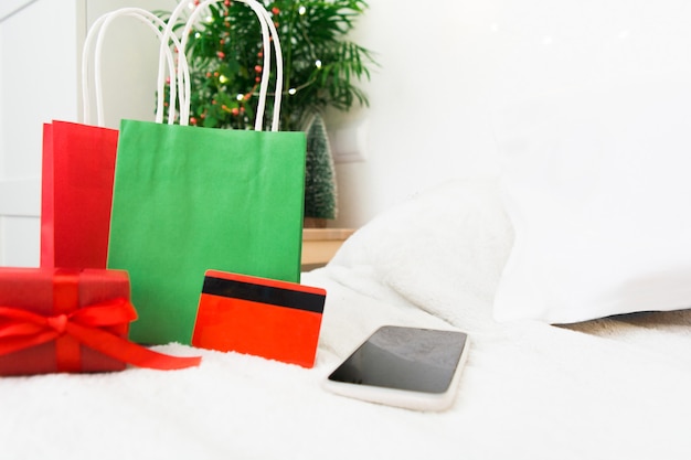 Boże Narodzenie tło z torby na prezenty świąteczna wyprzedaż i koncepcja zakupów