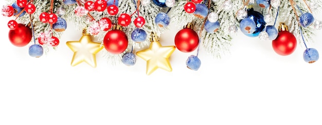 Boże Narodzenie transparent tło Boże Narodzenie skład granicy z gałęzi choinki czerwone jagody ostrokrzewu i złota girlanda na białym tle