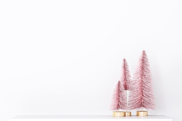 Boże Narodzenie w tle we wnętrzu makieta białej ściany z różowym drzewem