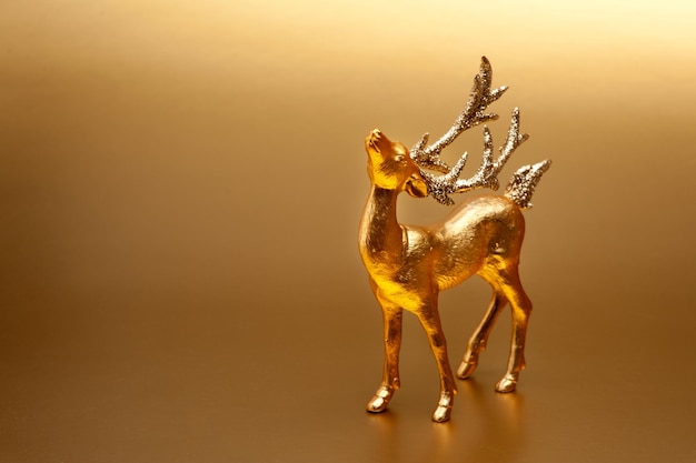 Boże Narodzenie wystrój złoty jeleń na tle z bokeh