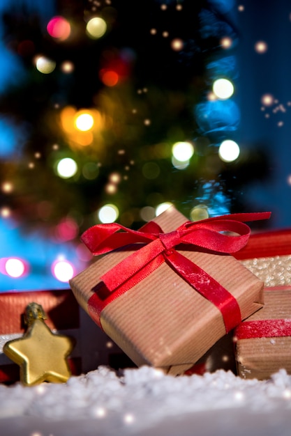 Boże Narodzenie z bombkami, prezentami i dekoracją