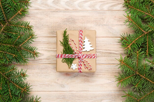 Boże Narodzenie z jodły i pudełko na drewnianym stole. Widok z góry z copyspace dla swojego projektu