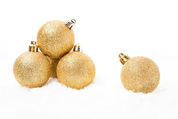 Boże Narodzenie złote kule do dekoracji choinki na białym tle, świąteczne zabawki, zbliżenie, kopia przestrzeń