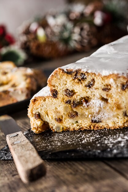 Bożenarodzeniowa stollen owoc na drewnianym stole